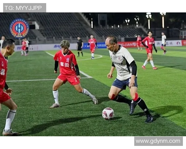 昔日足球巨星重返赛场引发热议球迷追忆经典瞬间