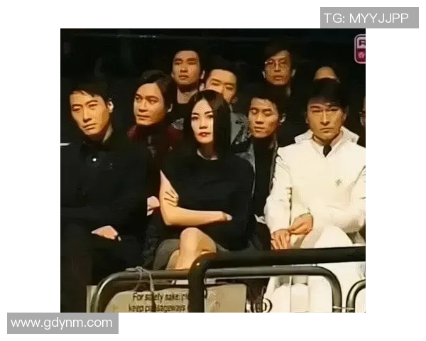 女明星与足球明星同框瞬间展现魅力与风采的完美结合 女明星与足球明星同框瞬间展现魅力与风采的完美结合